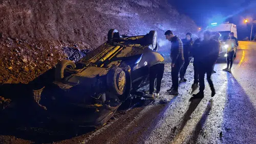 Heyelan yaşandı: Düşen kayalardan kaçarken takla attı