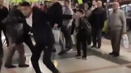 Metroda yumruklar havada uçuştu, vatandaş kavgayı maç izler gibi izledi
