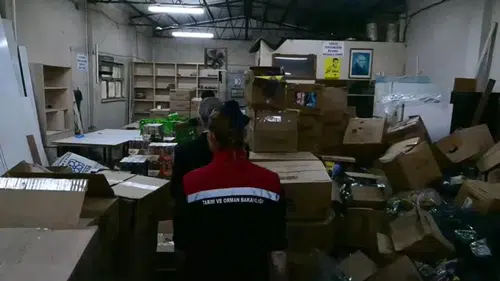 Vatandaşa yedireceklerdi: 30 ton tarihi geçmiş gıda ele geçirildi