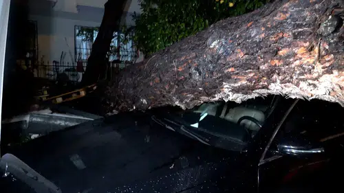 Konyaaltı'nda hayat felç oldu: Araçlar ve bina zarar gördü