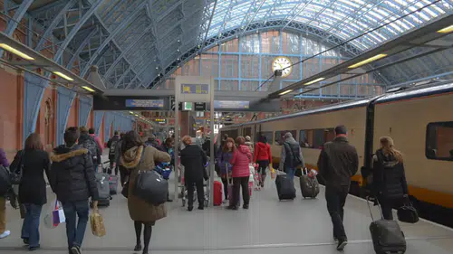 Paris’te alarm: Tren garında bıçaklı saldırgan vurularak durduruldu