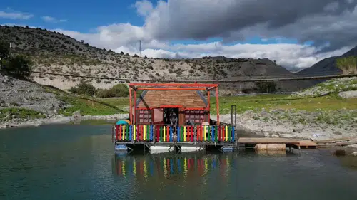 Böylesi daha önce görülmedi: Tortum Gölü üzerinde yüzen ev