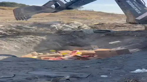 Peynir, ketçap, sucuk. Tonlarca bozuk gıda gömüldü