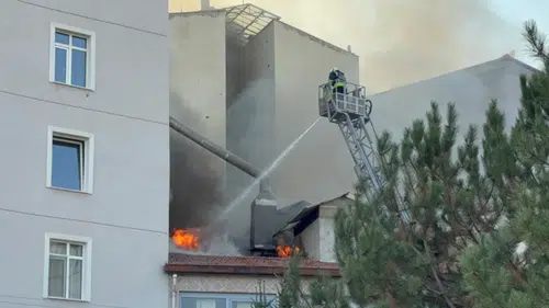 Konya'da yangın paniği: İş hanının çatısı yandı