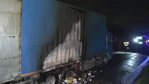 Otoyolda kamyon alev alev yandı