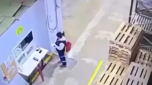 Ölümden kıl payı kurtuldu: Paletler böyle devrildi