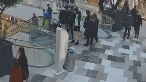 AVM'de panik: Senegalli futbolcuya silah çekildi