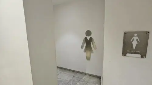 AVM'de skandal: Kadınlar tuvaletinden görüntü almak istediler