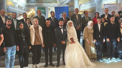 Konya'da gönülleri ısıtan düğün: 35 çift dünyaevine girdi