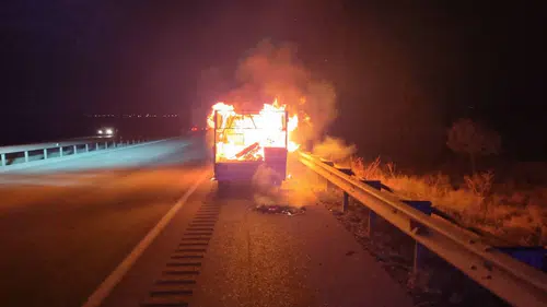 Konya'da seyir halindeki kamyonet alev alev yandı