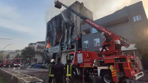 Parfüm deposu alevlere teslim oldu: Çok sayıda can kaybı var