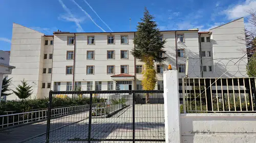 Konya’daki öğrenci yurdunda deprem tehlikesi: Bina tahliye ediliyor