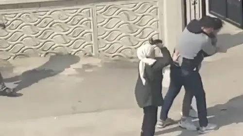 Yol kavgası: Erkek yumrukla kadın terlikle