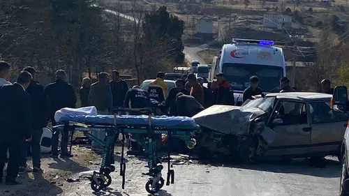 Konya'da otomobil hafif ticari araçla çarpıştı: 3 yaralı