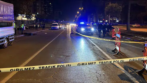 Polisten kaçtı, park halindeki kamyonete çarptı: 1 ölü 1 yaralı