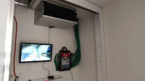 Yönetici komşusunun kapısını gören kamera taktırdı: Hapis şoku