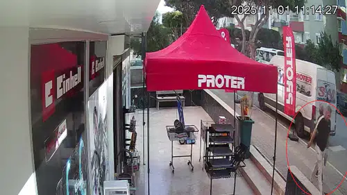 Herkes dehşete kapıldı: Yolda önüne geleni bıçakladı