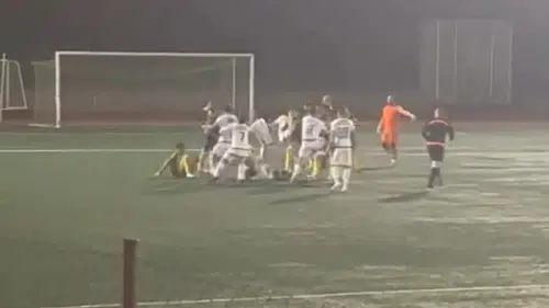 Onları kimse ayıramadı: Amatör maçta futbolcular tekme tokat birbirine girdi