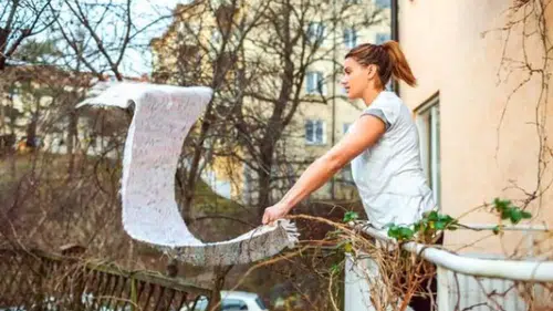 Halı silkelerken dikkat: Cezaevinin yolu balkondan geçiyor