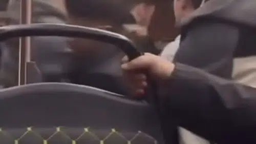 Herkes baktı kaldı: Otobüste yumruk yumruğa kavga kamerada