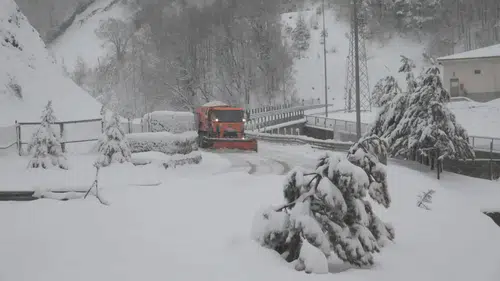 Kış beyaz örtüyle geldi: Kar yağışı başladı