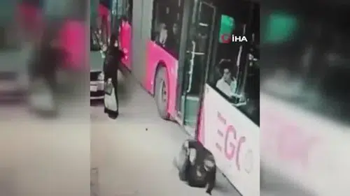 Yolcu hareket eden toplu taşıma otobüsünden böyle düştü