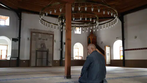 161 yıllık caminin tavanında kırlangıç kuşunun esintisi var