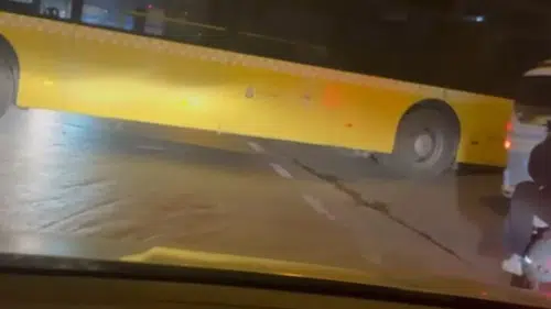 Otobüs yola böyle sıkıştı: Ne geri gidebildi ne ileri