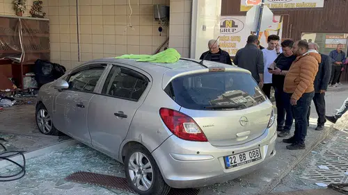 Fırına dalan otomobil ortalığı savaş alanına çevirdi: O anlar kamerada