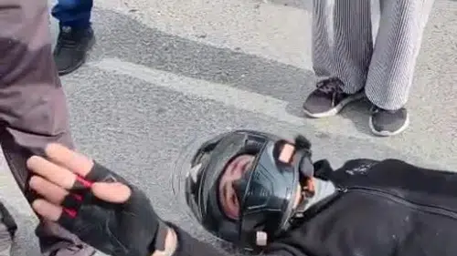 Kaza yapan motosikletliye mahalledeki teyzeler yardım etti