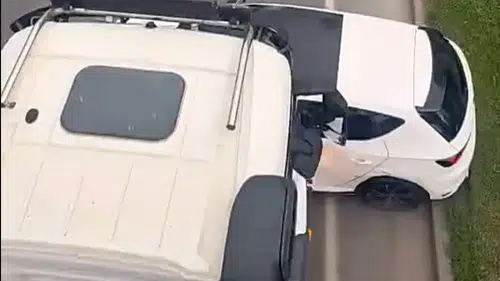 Ölümle burun buruna: Hafriyat kamyonu otomobili metrelerce sürükledi