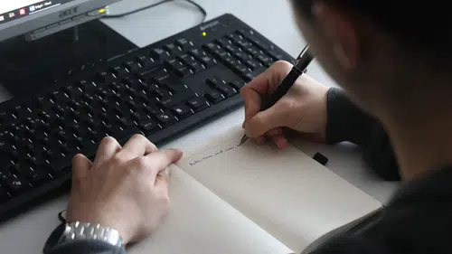 El yazısı tarihe mi karışıyor? Yeni nesil yazmakta zorlanıyor