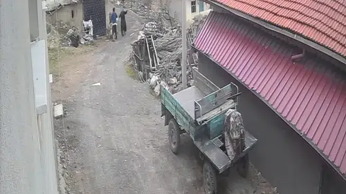 Yine kadına şiddet: Dakikalarca karısını dövdü