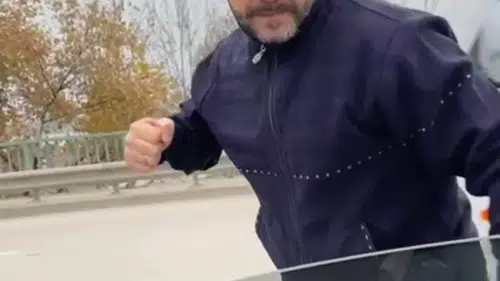 Meclis üyesini sıkıştırıp, aracı yumrukladı: O anlar kamerada