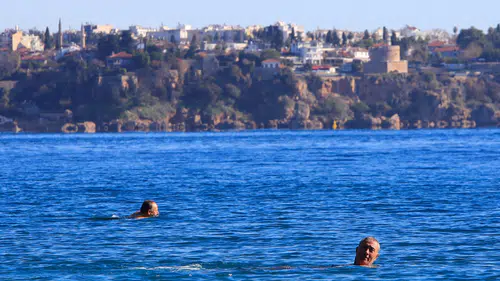 Türkiye'de kar alarmı verilirken Antalya'da deniz sefası