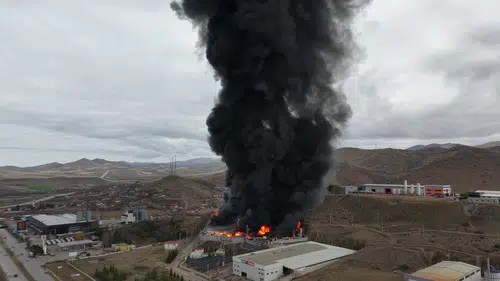 Kimya fabrikasında yangın: Tehdit  büyük