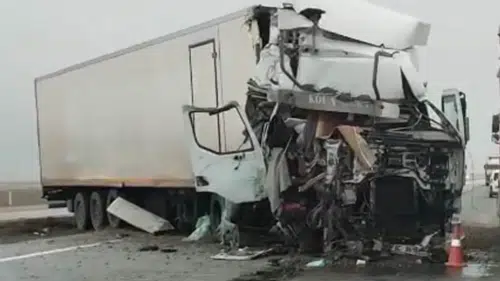 Konya'da tır yol kenarındaki tırın dorsesine çarptı: 1 yaralı
