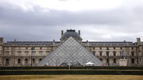 Louvre Müzesi’nde hırsızlık olayından sonra yeni skandal