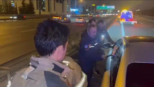 Camını baltayla kırdılar: Otoyolda aracının içinde uyudu kaldı