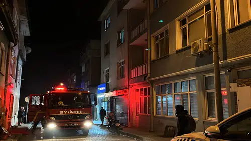 Konya'da 3 katlı binanın çatısında yangın paniği