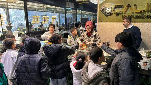 Konya'daki çocuklar kuyumcuya koştu: Harçlıklar dağıtıldı