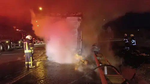 Beyaz eşya yüklü tır böyle alev alev yandı