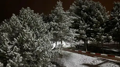 Konya'ya mevsimin ilk karı yağdı: Beyaza bürünen kent merkezi böyle görüntülendi