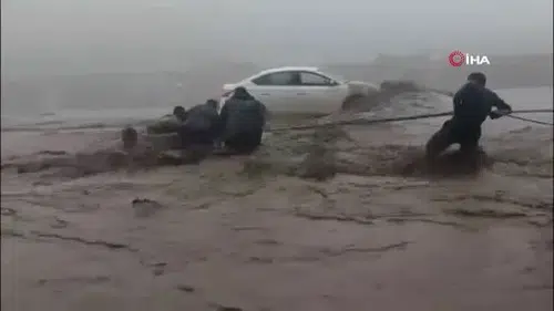 Nefes kesen ölüm kalım savaşı: Sel böyle geldi