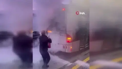 Metrobüs böyle yangını: Vatandaş faciadan ucuz kurtuldu