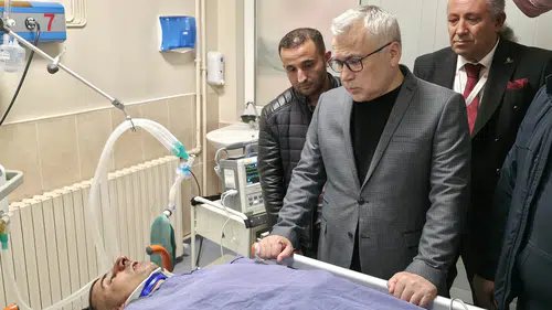 Cezaevi otobüsü kaza yaptı, Vali Şimşek yaralıları ziyaret etti