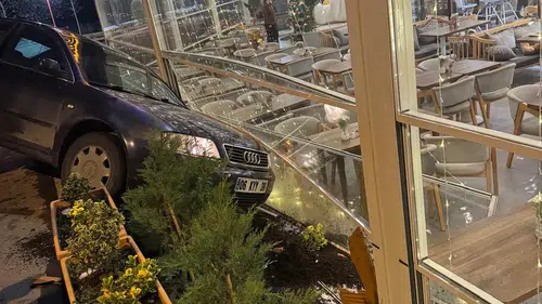 Kontrolden çıkan otomobil kafeteryaya girdi: Saniyelerle kurtuldular