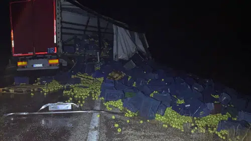 Konya'da feci kaza! Otoyola meyve ve sebzeler döküldü