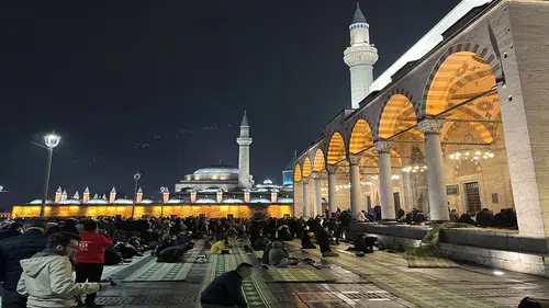 En görkemli gece: Konya’da Regaib Kandili'nde eller semaya açıldı