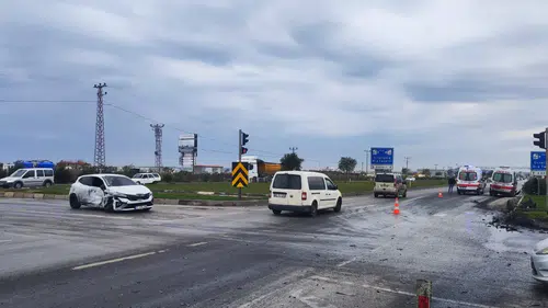 Ambulansa yol verme kazasında ortalık savaş alanına döndü